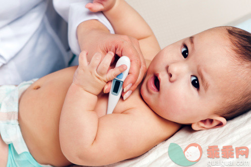 人,床,生活方式,健康保健,办公室_169941882_Checking baby's temperature_创意图片_Getty Images China