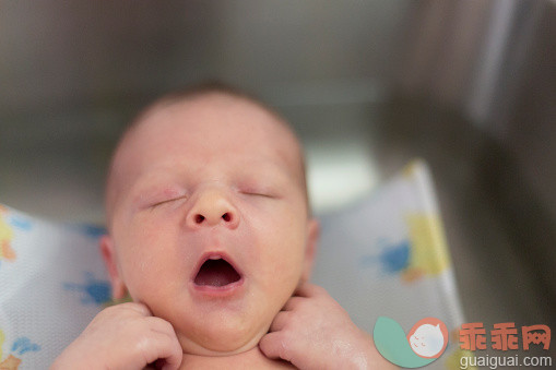 人,水槽,浴盆,室内,住宅房间_560140023_New born baby sleeping in a bath_创意图片_Getty Images China