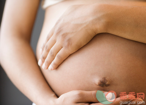 人,人生大事,影棚拍摄,室内,中间部分_79670619_Close up of pregnant African American woman's belly_创意图片_Getty Images China