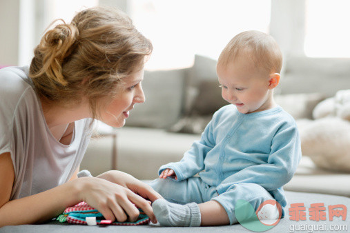 人,婴儿服装,玩具,12到17个月,室内_157859446_Woman playing with her daughter_创意图片_Getty Images China