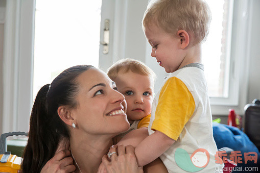 人,住宅内部,12到17个月,室内,房屋_476034532_Beautiful mother holds and smiles at her two young sons_创意图片_Getty Images China