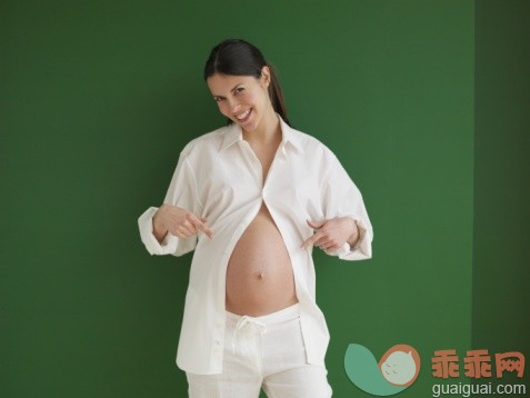 概念,肖像,摆拍,视角,构图_72007391_Pregnant woman pointing at bare belly and smiling_创意图片_Getty Images China