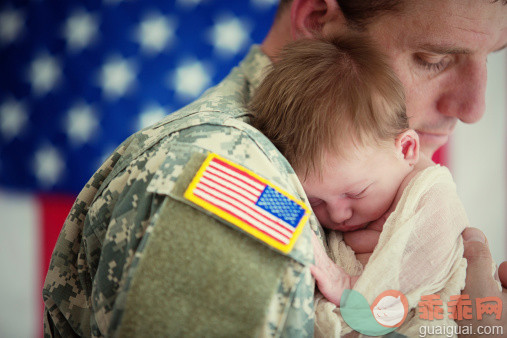 制服,旗帜,爱的,武装部队,军队_493848855_American soldier holding newborn baby_创意图片_Getty Images China