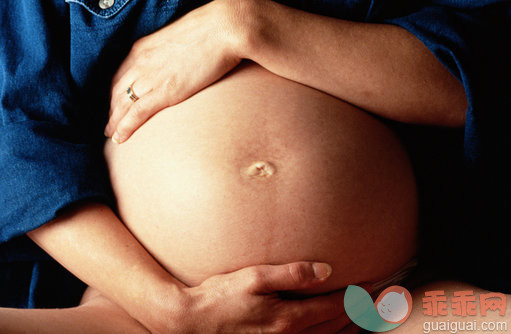 生活方式,人生大事,室内,腹部,拿着_10010689_PREGNANT WOMAN HOLDING BELLY IN DETAIL_创意图片_Getty Images China