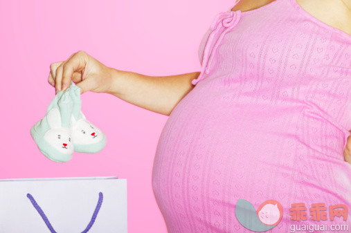 消费,零售,人生大事,摄影,Y51111_dv1943006_Mid Section of a Pregnant Woman Holding Baby Booties_创意图片_Getty Images China