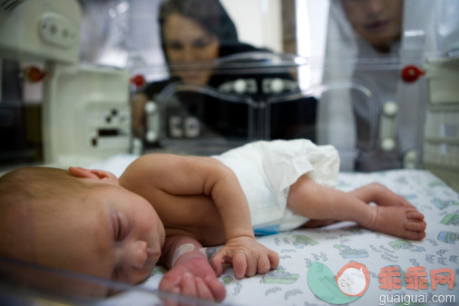 保险,人,医疗器械,医疗工具,健康保健_84609957_Parents looking at their baby in an incubator._创意图片_Getty Images China