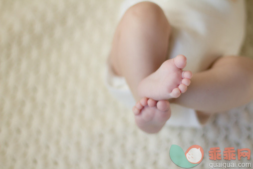 人,婴儿服装,室内,腰部以下,足_144062741_Cute feet_创意图片_Getty Images China