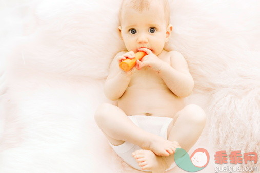 人,半装,室内,担心,躺_143752234_Baby nibbling a carrot_创意图片_Getty Images China