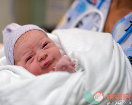 人,健康保健,室内,人的头部,白人_107992703_Newborn Baby Girl_创意图片_Getty Images China