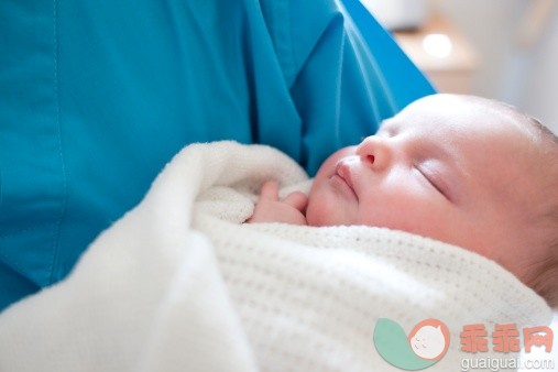 人,制服,人生大事,健康保健,室内_136810292_Newborn baby_创意图片_Getty Images China