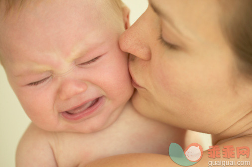 人,住宅内部,生活方式,室内,30岁到34岁_78744861_Mother Kissing Crying Newborn Baby_创意图片_Getty Images China