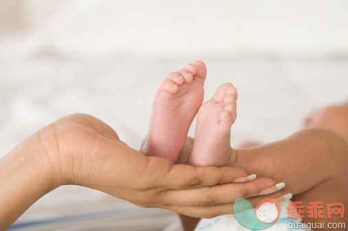 人,室内,20到24岁,深情的,四肢_140833705_Baby feet on a woman's hand_创意图片_Getty Images China