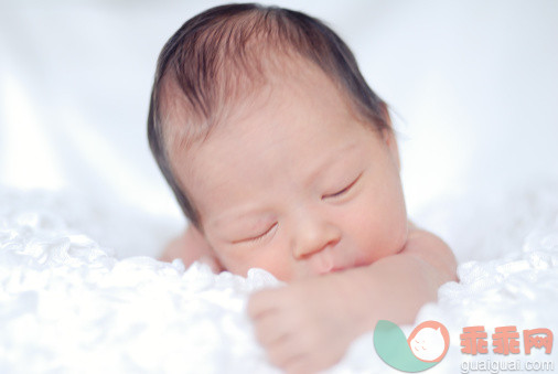 人,室内,睡觉,白色,纺织品_143250127_Newborn baby girl sleeping_创意图片_Getty Images China