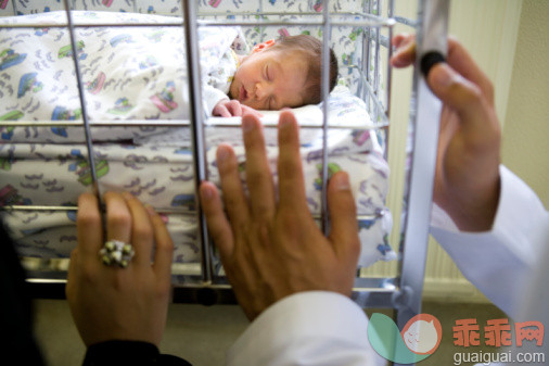 保险,人,健康保健,室内,25岁到29岁_84609268_Parents looking at their baby._创意图片_Getty Images China