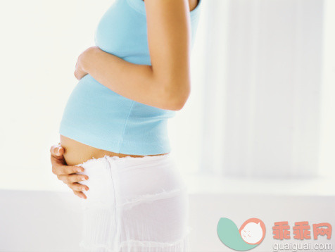 摄影,室内,中间部分,触摸,站_56528693_mid section view of a pregnant woman touching her abdomen_创意图片_Getty Images China