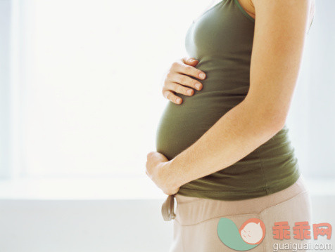 摄影,室内,中间部分,触摸,站_56530385_mid section view of a pregnant woman touching her abdomen_创意图片_Getty Images China