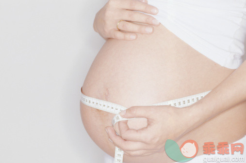 摄影,白色,白色背景,躯干,腹部_200229373-001_Pregnant woman measuring stomach, mid section, close-up_创意图片_Getty Images China