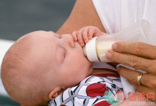 人,饮料,瓶子,户外,手_139830108_Newborn baby boy being bottle fed by grandfather_创意图片_Getty Images China