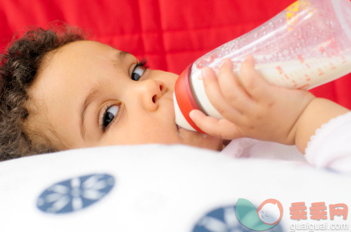 人,饮料,瓶子,室内,人的头部_157333636_Baby Child drinking milk bottle ( serie)_创意图片_Getty Images China