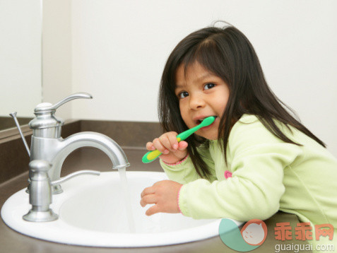 人,牙刷,水槽,水龙头,二件式睡衣_98210153_Young girl brushing teeth at sink_创意图片_Getty Images China