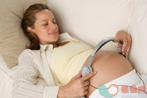 概念,主题,音乐,构图,图像_200453710-001_Pregnant woman holding earphones to stomach_创意图片_Getty Images China