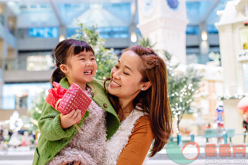 人,室内,30岁到34岁,棕色头发,笑_536915935_Mom shopping with daughter in mall joyfully_创意图片_Getty Images China