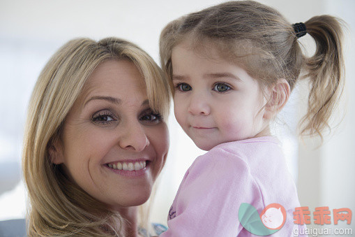 人,12到17个月,室内,35岁到39岁,快乐_565974821_Close up of Caucasian mother holding daughter_创意图片_Getty Images China