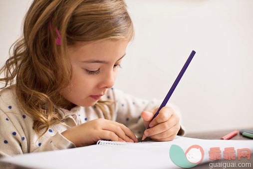 人,活动,住宅内部,桌子,书桌_526897755_Innocent little girl doing homework_创意图片_Getty Images China