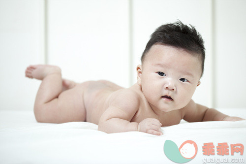 趴着,摄影,影棚拍摄,面部表情,看_gic10343819_Portrait of baby boy_创意图片_Getty Images China