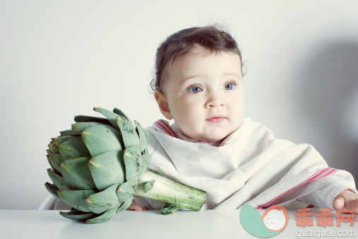 人,食品,室内,蔬菜,白昼_153349894_Infant and fresh artichoke, portrait_创意图片_Getty Images China