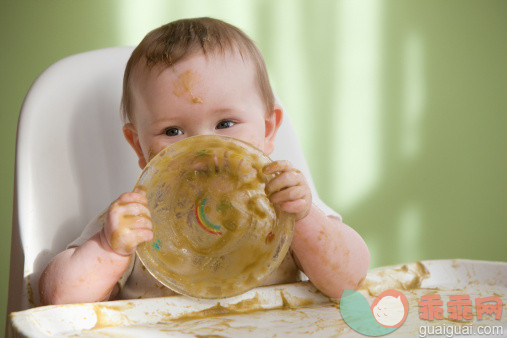 凌乱,人,饮食,食品,室内_138710418_Caucasian baby girl feeding herself_创意图片_Getty Images China