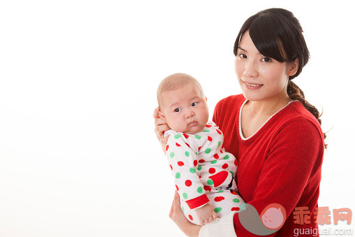 人,婴儿服装,影棚拍摄,室内,30岁到34岁_563947105_Baby boy held by his mother and looking at the camera,_创意图片_Getty Images China