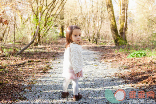 公园,人,休闲装,婴儿服装,毛衣_507831553_Baby girl walking on gravel path_创意图片_Getty Images China