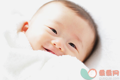 人,2到5个月,室内,微笑,健康生活方式_557047753_Japanese newborn portrait_创意图片_Getty Images China