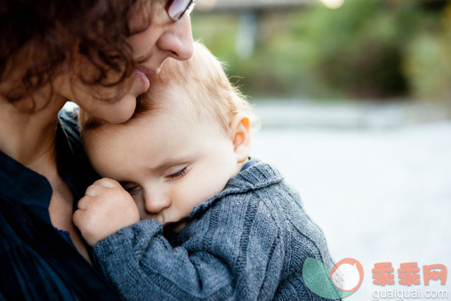 人,户外,35岁到39岁,深情的,白人_127545624_Mother holding sleeping baby_创意图片_Getty Images China