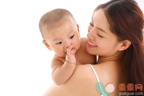 家庭,拥抱,皮肤,快乐,面对面_8c87dd50a_妈妈抱着宝宝_创意图片_Getty Images China