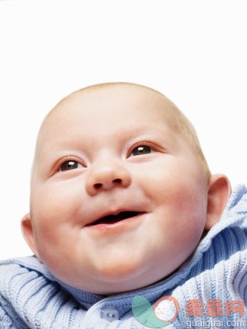 摄影,肖像,看,白色,白色背景_200182319-002_Baby girl (3-6 months) smiling, close-up_创意图片_Getty Images China