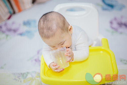 室内,起居室,坐,拿着,喝_557326289_Baby drinking water_创意图片_Getty Images China