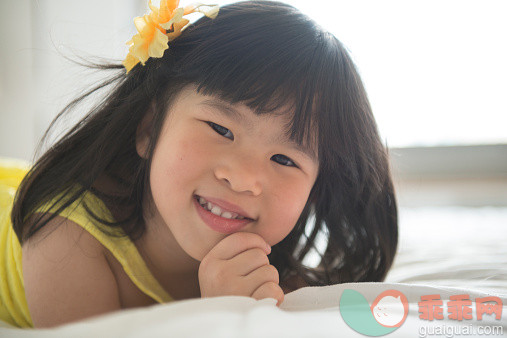 人,床,室内,褐色眼睛,长发_532840697_Girl smiling on a bed_创意图片_Getty Images China