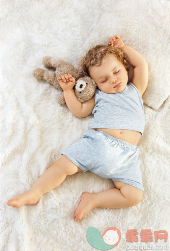 宝宝多大可以抱着毛绒玩具睡觉