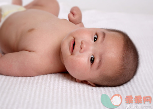 人,尿布,室内,褐色眼睛,满意_497604211_Baby in diaper on white blanket_创意图片_Getty Images China