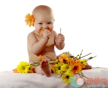人,影棚拍摄,快乐,白人,赤脚_140432428_Portrait of child_创意图片_Getty Images China