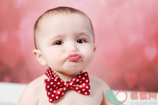 人,室内,领结,褐色眼睛,棕色头发_163738732_Kiss Kiss - Baby giving smooches_创意图片_Getty Images China