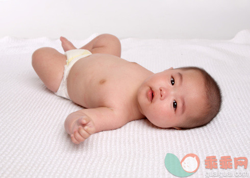 人,尿布,室内,褐色眼睛,满意_497594525_Four month old baby in diaper laying on blanket_创意图片_Getty Images China