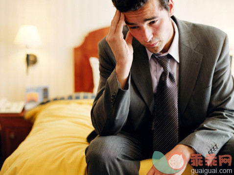 人,概念,着装得体,情绪压力,床_78163343_Exhausted businessman unwinding in hotel room_创意图片_Getty Images China