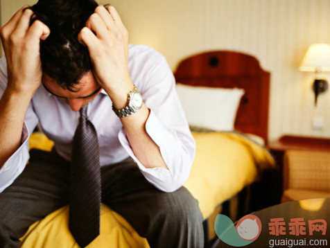 人,概念,情绪压力,床,商务_78163367_Exhausted businessman sitting in a hotel room_创意图片_Getty Images China