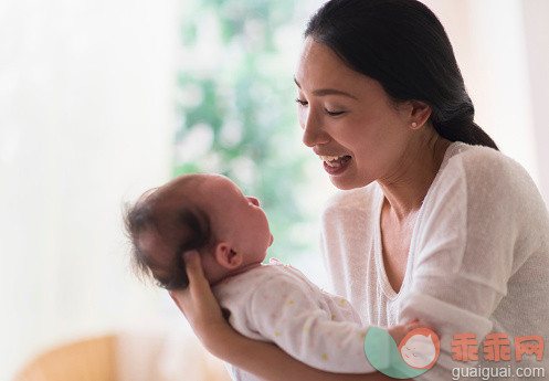 人,室内,35岁到39岁,快乐,爱的_526296533_Asian mother holding baby_创意图片_Getty Images China