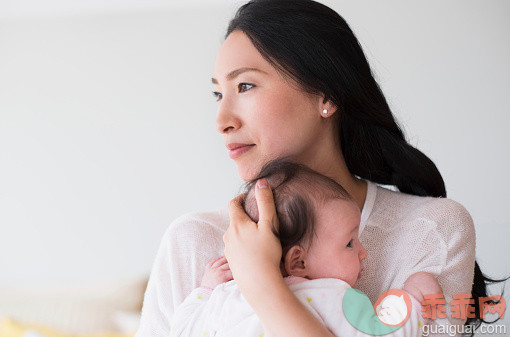 人,室内,35岁到39岁,深情的,黑发_526296593_Asian mother holding baby_创意图片_Getty Images China