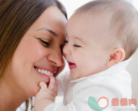 人,2到5个月,室内,30岁到34岁,快乐_113190363_Smiling mother playing with baby_创意图片_Getty Images China