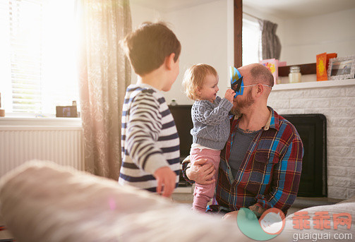 人,休闲装,沙发,室内,45到49岁_560039771_Dad play with his kids_创意图片_Getty Images China